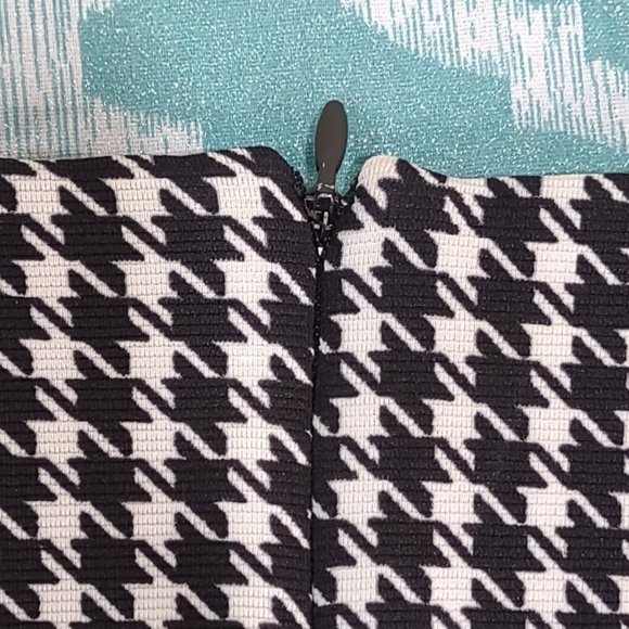 NEW YORK AND CO BLACK AND WHITE HOUNDSTOOTH WAIST BAND PAPLUM SLEEVELESS SIZE 2 - Picture 10 of 13